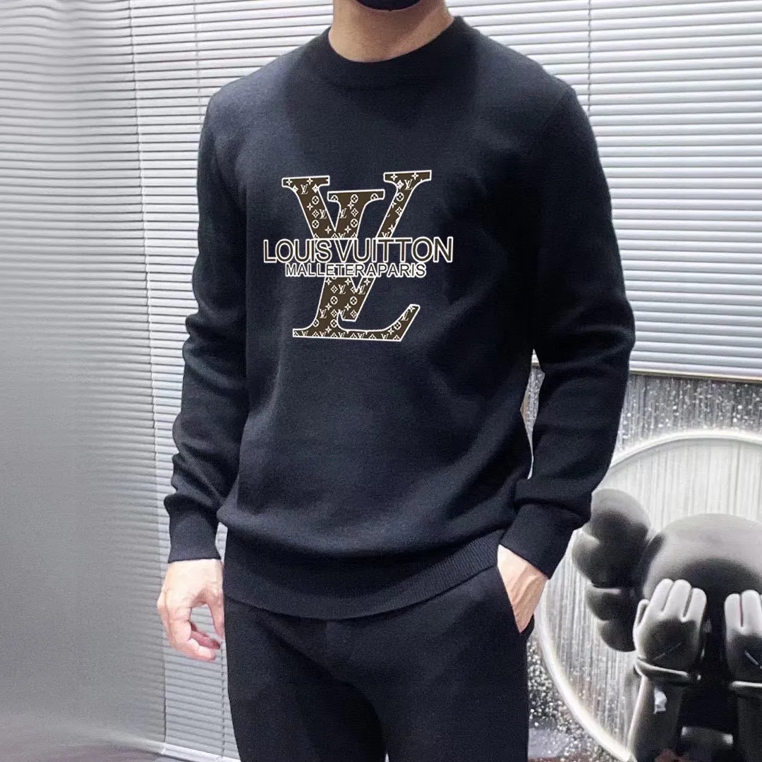 🅿️240 【LV Louis Vuitton】Autumn and winter classic round neck pullover sweater, in full condition! ! ! Wool blended fabric, the latest model in 2025, golden ratio! ! Slim-fitting soft gold, versatile and practical item, the combination and practicality are extremely powerful, simple and elegant, and classy! To create your own style, it is highly recommended to buy it in two colors. The standard slim fit tailoring process is suitable for both young and old men. It is knitted from wool and will not cause any discomfort! While keeping warm, it is stylish, textured and wearable, and the classic logo with contrasting colors on the chest feels in place! ! Recommended for regular customers! ! Size M-3XL (maximum wear: 190 pounds)